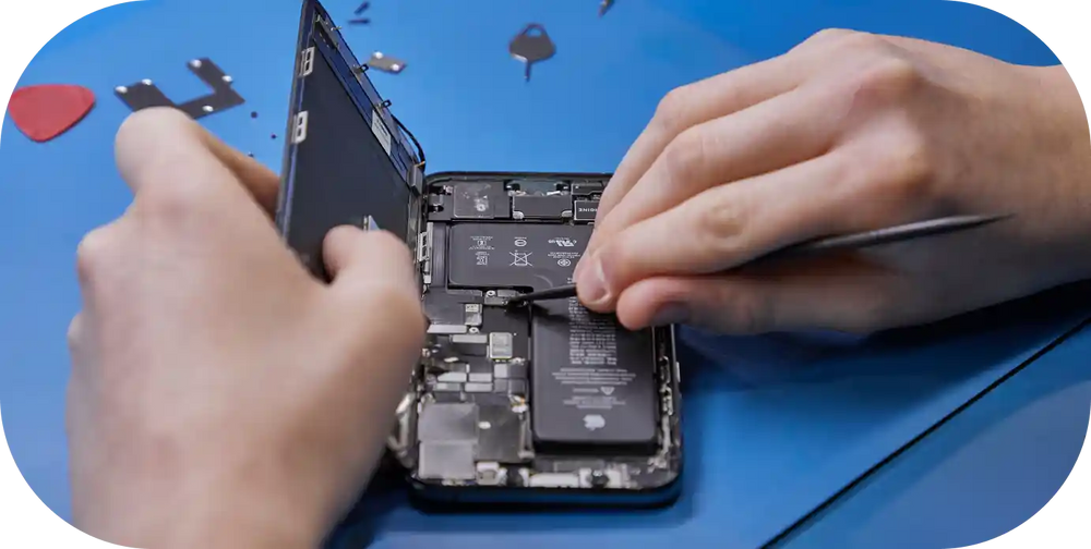 Symbolbild von rebuy: Hände bei der Reparatur eines geöffneten Smartphones