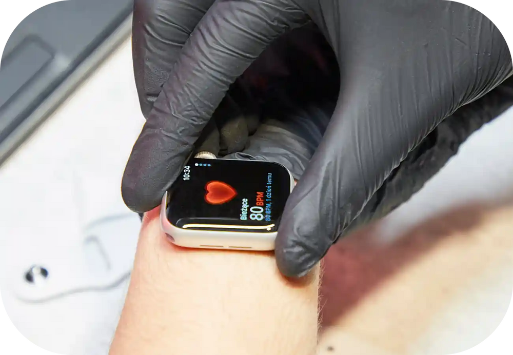 Symbolbild von rebuy: Eine Apple Watch wird mit Handschuhen geprüft
